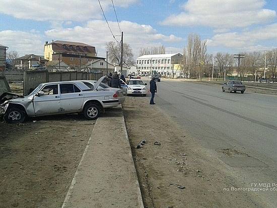 В тройном ДТП, в котором две машины врезались в бетонный забор, пострадали двое маленьких детей и двое мужчин