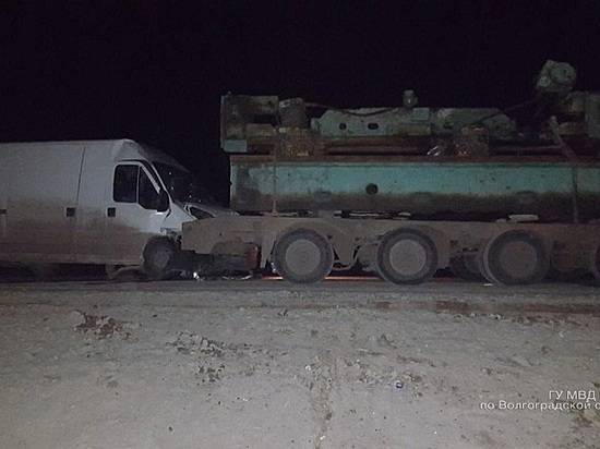 Под Волгоградом микроавтобус врезался в фуру