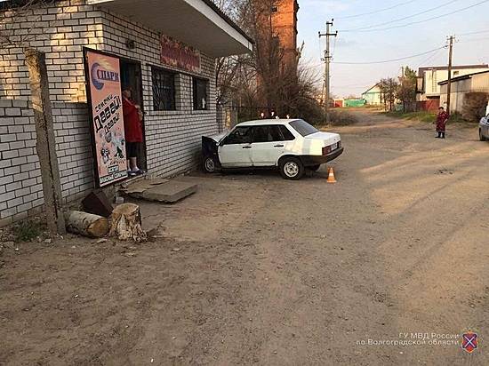 Под Волгоградом молодой водитель на «девяносто девятой» протаранил магазин