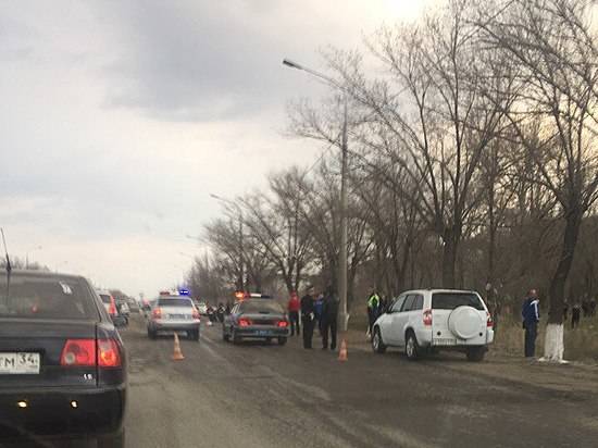 На юге Волгограда мотоциклиста насмерть раздавил автокран