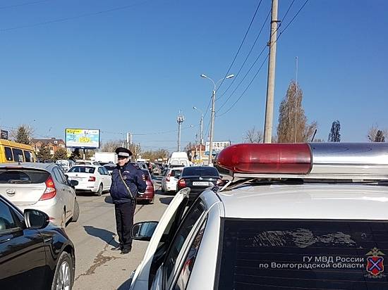 В Волгограде полицейские оштрафовали 9 пешеходов, переходивших дорогу не по правилам