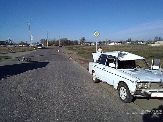 Под Волгоградом легковушки сбили двоих велосипедистов-пенсионеров: один из них скончался