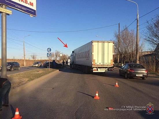 На юге Волгограда «Камаз» протаранил иномарку: пострадали две женщины
