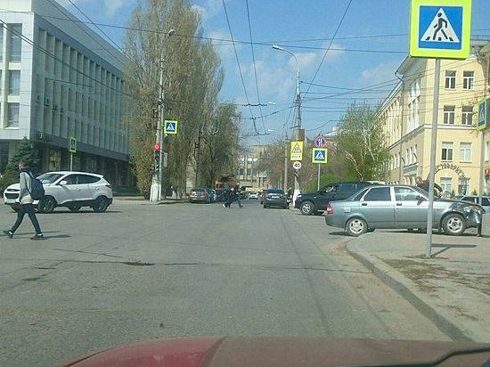 В центре Волгограда «Приора» вылетела на тротуар после ДТП