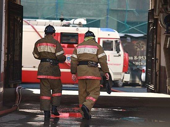 На юге Волгограда загорелся склад