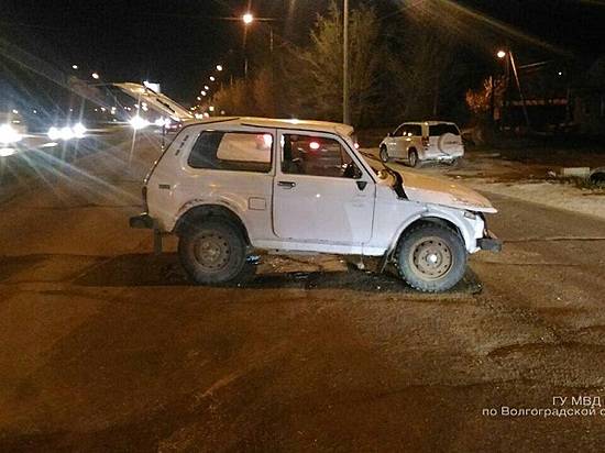 На юге Волгограда 72-летний пенсионер перевернулся на своей «Ниве»