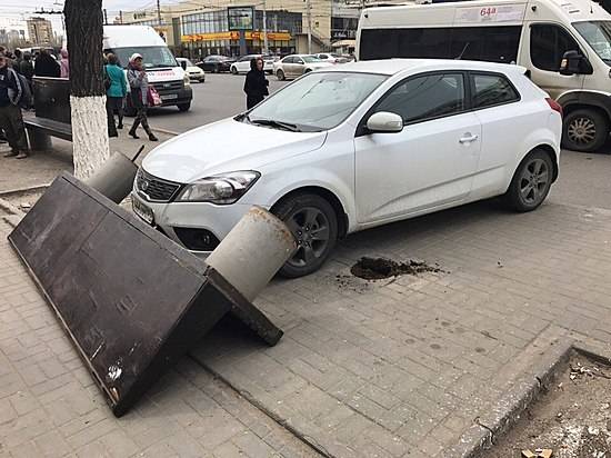 В центре Волгограда машина без водителя переехала дорогу и снесла скамейку на тротуаре