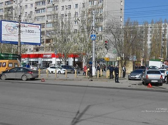В Волгограде произошло ДТП с четырьмя машинами