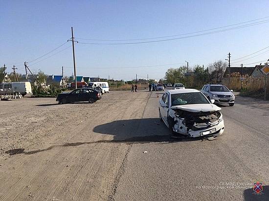 На юге Волгограда автоледи устроила ДТП с двумя пострадавшими