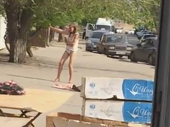 Волгоградцы сняли танцы полуголой женщине на остановке в Красноармейском районе