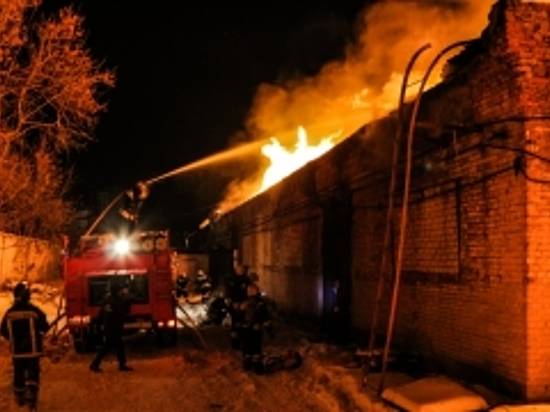 В хуторе Бобры полыхали три дома: пострадала 52-летняя женщина