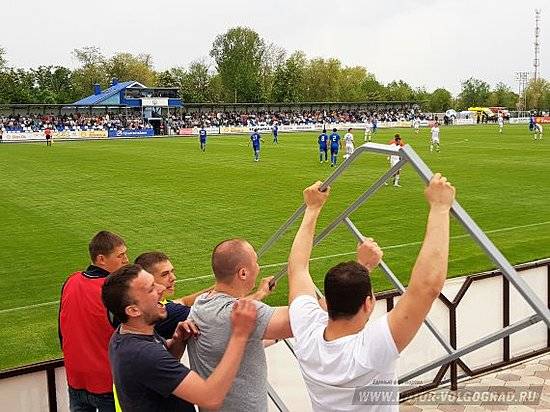 Фанаты «Ротора» остановили автобус команды, вызвав руководство на серьезный разговор