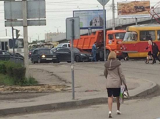 В Волгограде притерлись «Мерседес» и «КамАЗ»