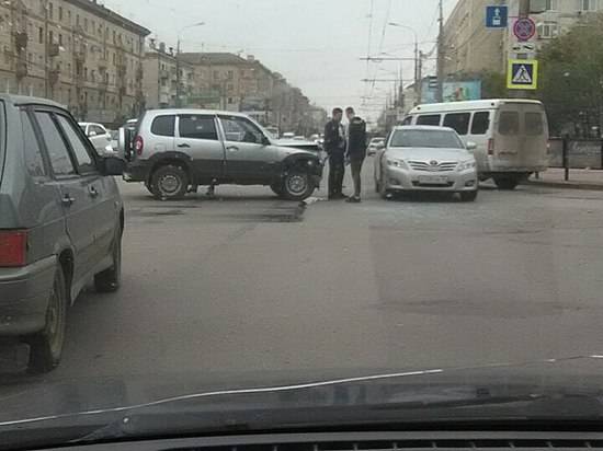 В Волгограде на Советской столкнулись «Тойота Королла» и «Нива Шевроле»