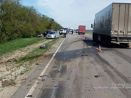 На трассе под Волгоградом по вине уснувшего водителя в ДТП погибла женщина, пострадали двое детей и трое взрослых