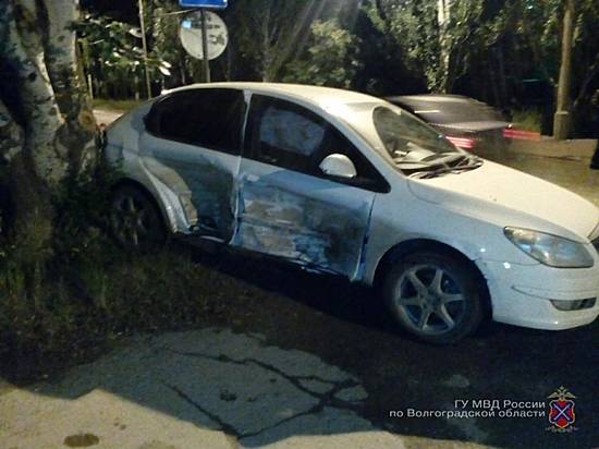 Под Волгоградом в ДТП с иномарками пострадала автоледи