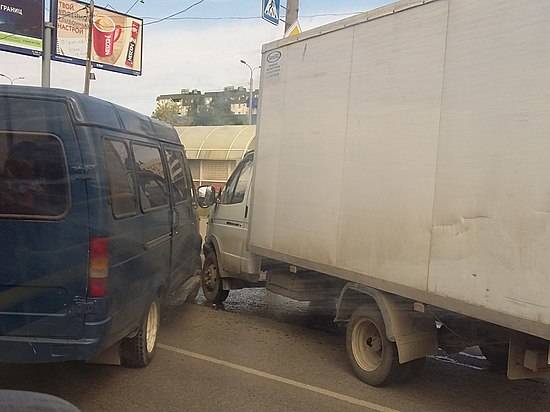 В Волгограде на дороге притерлись газель и грузовик