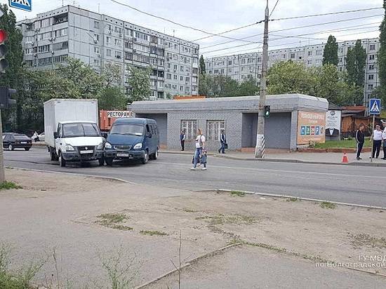 На западе Волгограда пассажирская «Газель» сломала плечо пешеходу и протаранила грузовую «Газель»