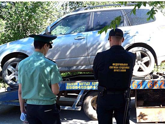 За неуплату алиментов машину волжанина увезли на эвакуаторе прямо со стоянки, пока он отбывал 10 суток