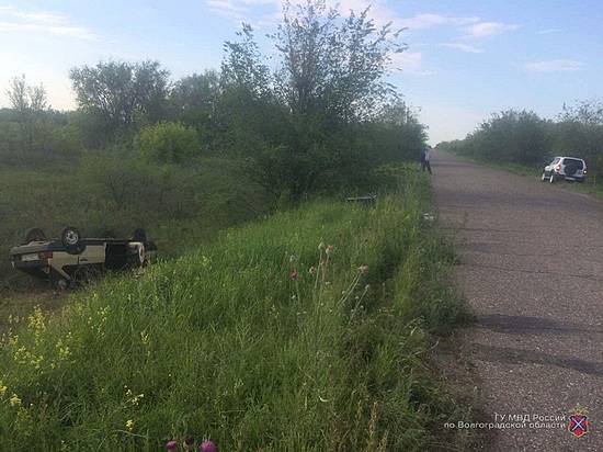 На трассе под Волгоградом «девятка» улетела в кювет
