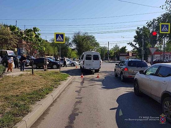 На юге Волгограда под колеса маршрутки попала женщина, перебегавшая дорогу «на красный»
