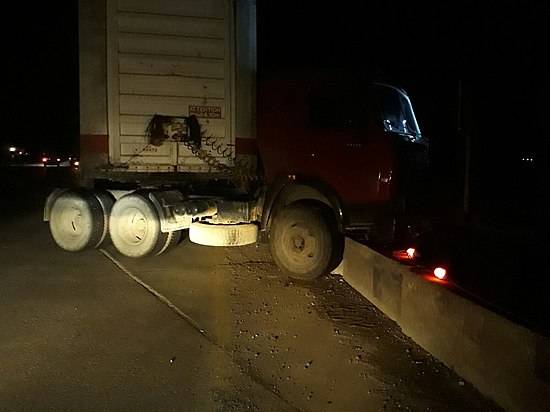 На трассе под Волгоградом фура раздавила легковушку