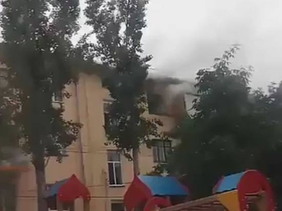 На севере Волгограда на пожаре в четырехэтажке пострадала женщина