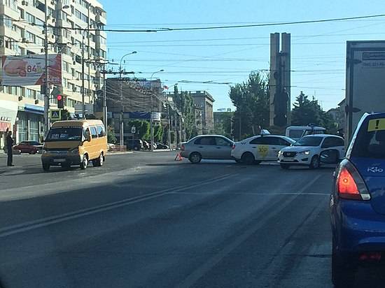 В центре Волгограда на пустой дороге произошло тройное ДТП с участием маршрутки