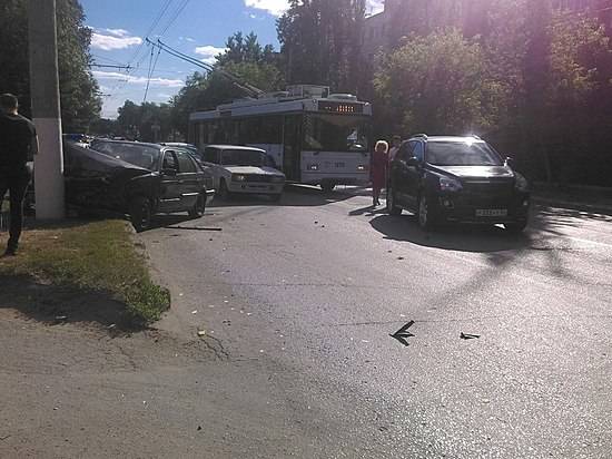 На западе Волгограда иномарка после ДТП протаранила столб