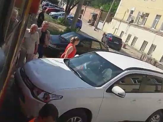 На западе Волгограда автохамка остановила движение трамваев