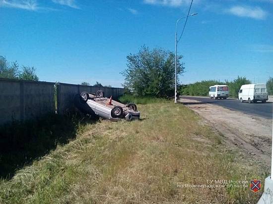 На московской трассе 37-летняя автоледи перевернулась на «Ладе»