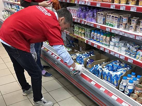 В одном из волгоградских супермаркетов холодильники подкрашивали вместе с молочными продуктами