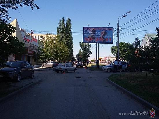 В центре Волгограда «семерка» протаранила кроссовер: пострадал 5-летний ребенок