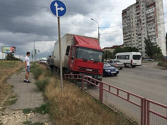 Избежать трагедии: в Волгограде у груженой фуры из Москвы отказали тормоза