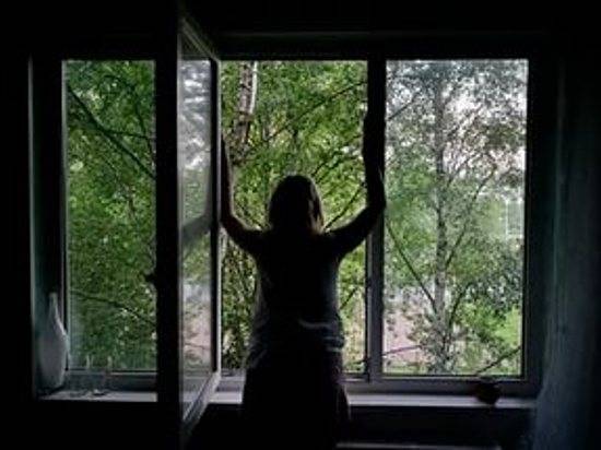 В Камышине из окна третьего этажа выпала 10-летняя девочка