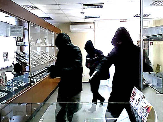 В Камышине налетчики, ограбившие ювелирный магазин, ранили полицейского