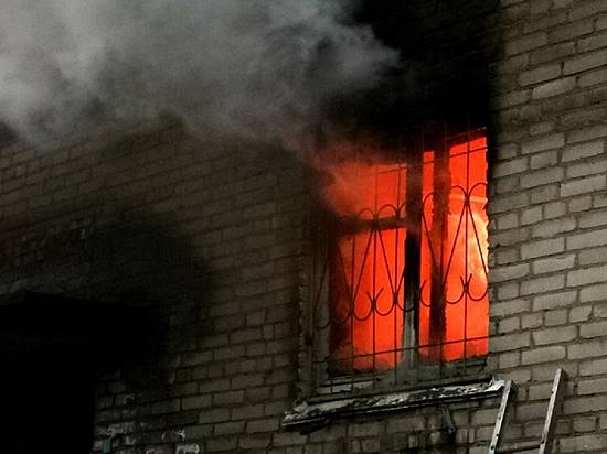 Ночью на севере Волгограда из-за неосторожности полыхала квартира в пятиэтажке