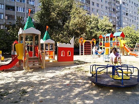 Во дворах Волгограда начали устанавливать детские площадки
