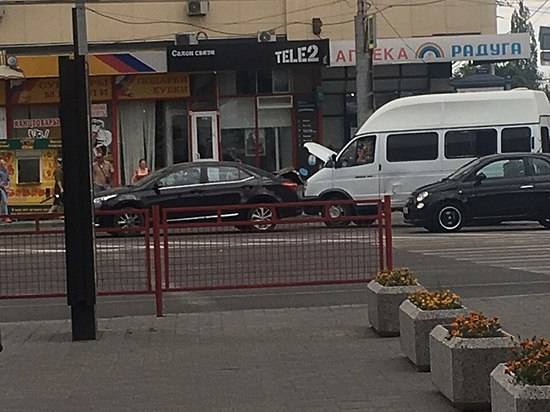 В центре Волгограда маршрутка «догнала» легковушку