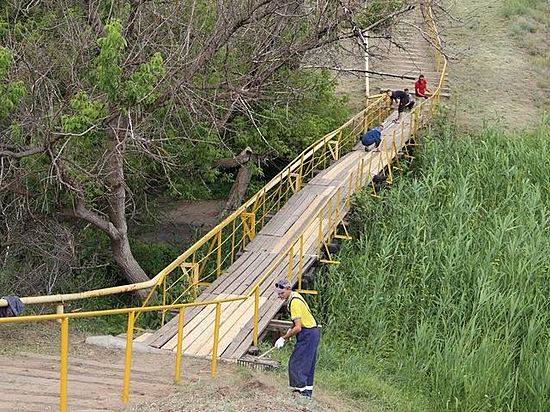 В поселке Горьковском отремонтировали пешеходный мост