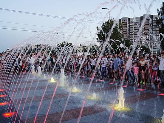 На юге Волгограда открыли новый пешеходный фонтан