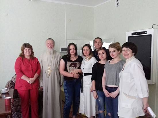 Волгоградский священник и волонтеры подбодрили детей из наркологического диспансера