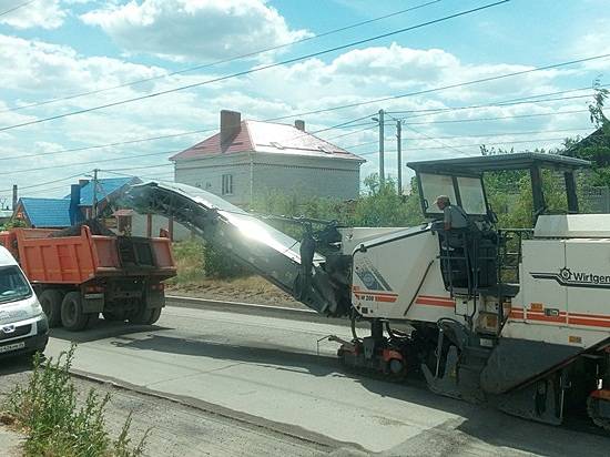 Дорожная спецтехника срезает старое покрытие на ул. 39-й Гвардейской дивизии