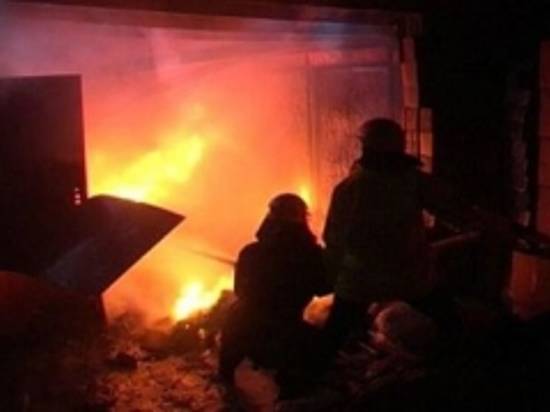 В Советском районе Волгограда из-за неосторожности сгорел строительный вагончик