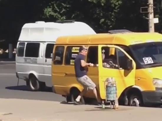 В Волгограде водитель маршрутки подрался с девушкой-пассажиром