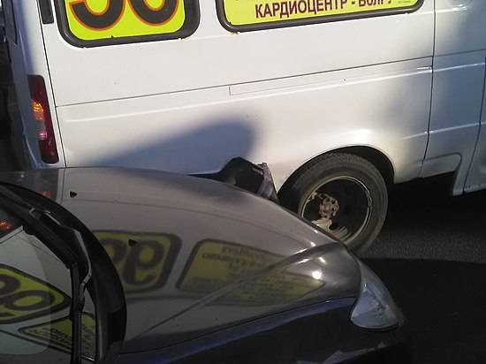 В Волгограде на дороге притерлись маршрутка и легковушка