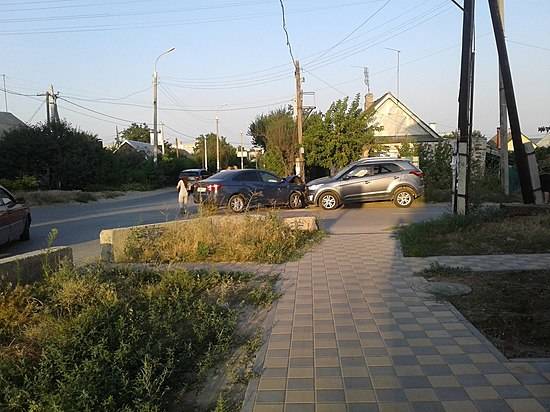 На юге Волгограда при странных обстоятельствах столкнулись две иномарки