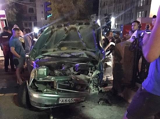 Страшное столкновение двух легковушек в центре Волгограда закончилось смертью водителя