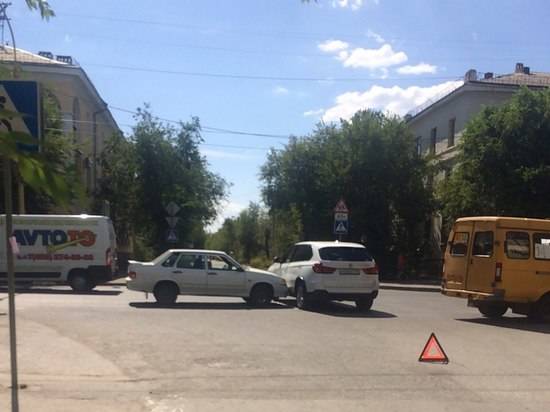В Волжском столкнулись «БМВ» и отечественная машина