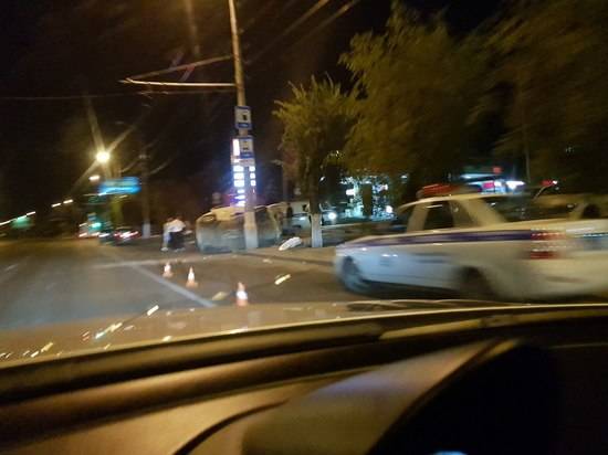 Ночью на севере Волгограда перевернулась иномарка